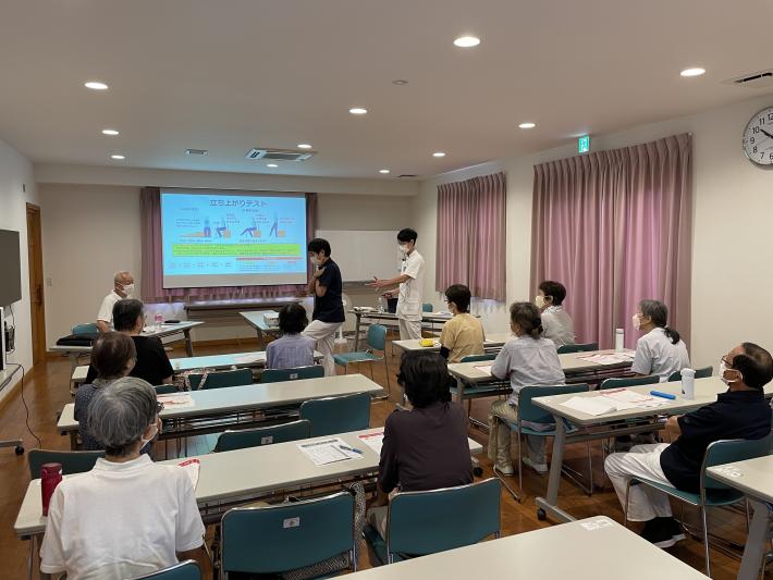 ロコモチェックの説明の様子