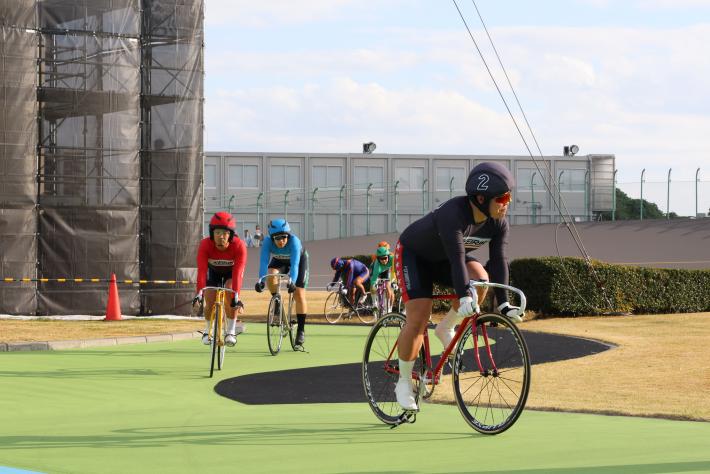 競輪のコースを周回する選手