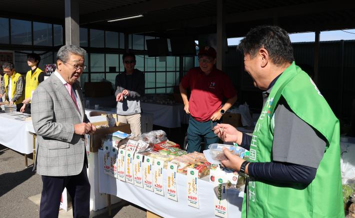 こんにゃくを販売するブース