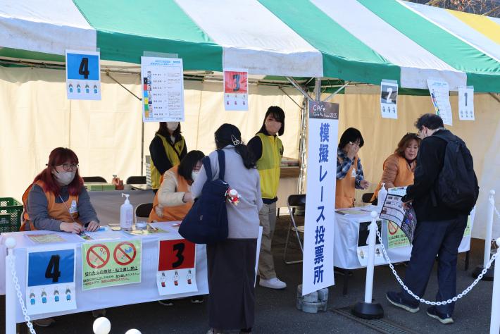 テントの下に集まる人たち