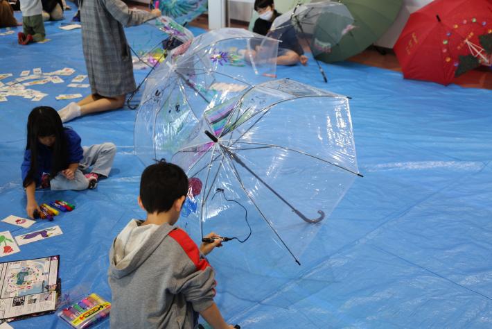 傘に絵を描くこどもたち