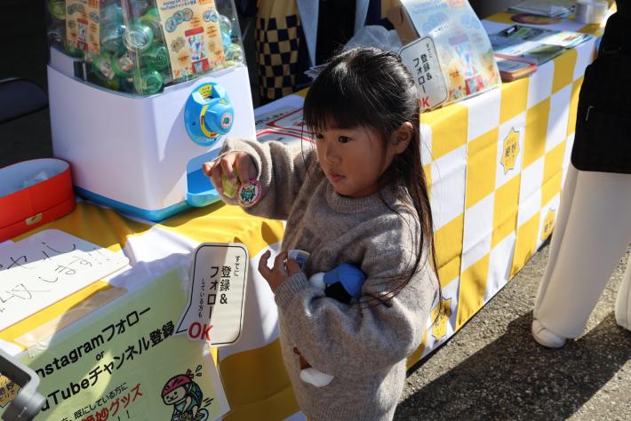 ガチャポンを回すこども