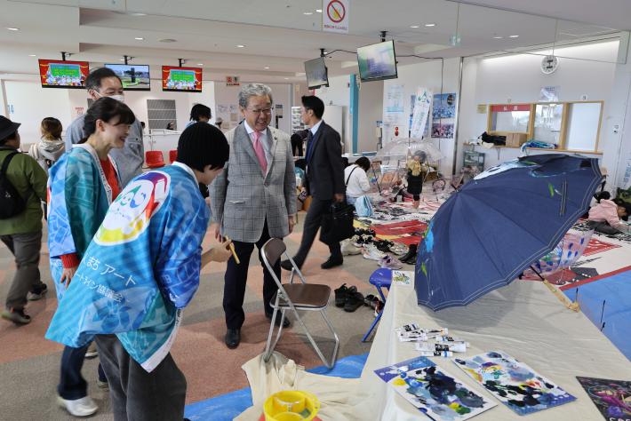 青い法被を着る男女