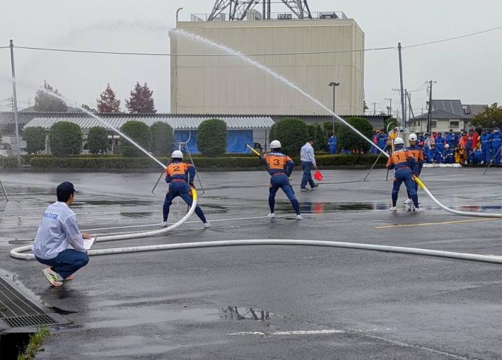 消防ポンプを操る消防団員