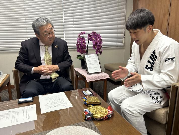 対面で話をする男性たち