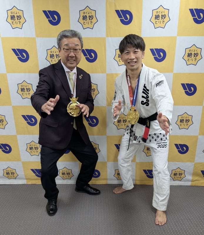 ポーズをとる男性たち