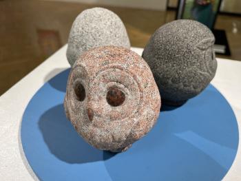 3つ並んだフクロウ型の石像