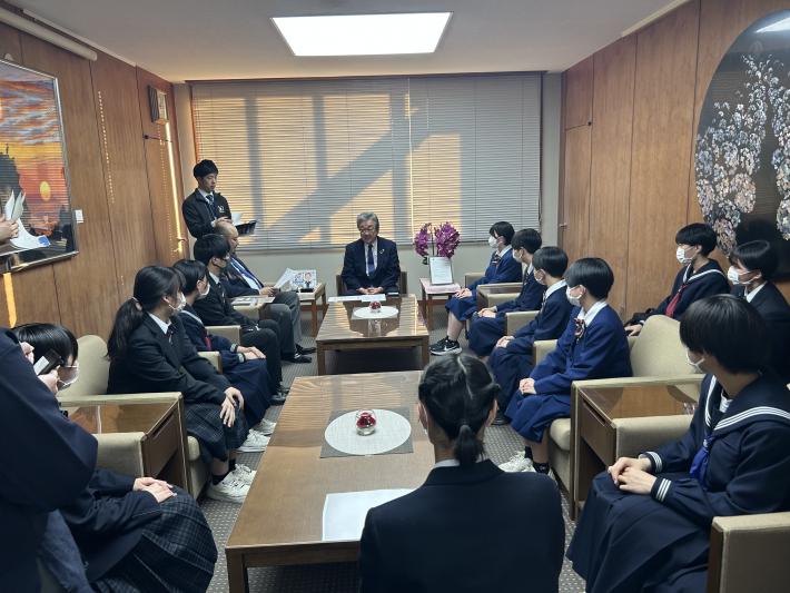 応接椅子に座る中学生と監督