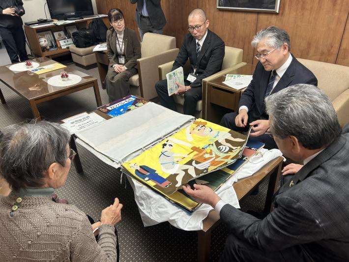 布絵本をめくる男性