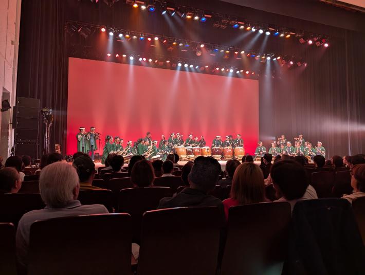 ステージ上で太鼓をたたく子どもと大人