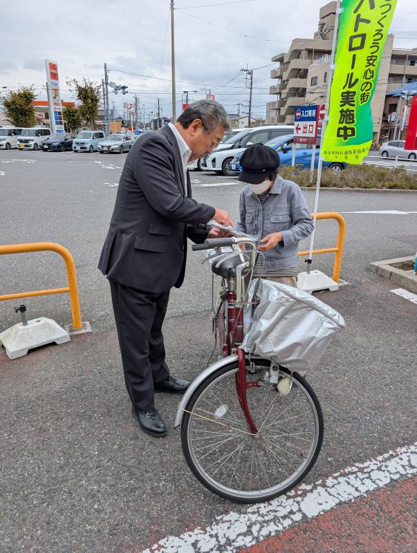 自転車の前で説明を受ける女性と説明する男性