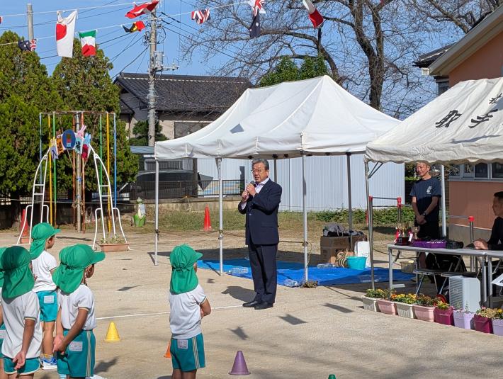 園児の前で挨拶をする男性