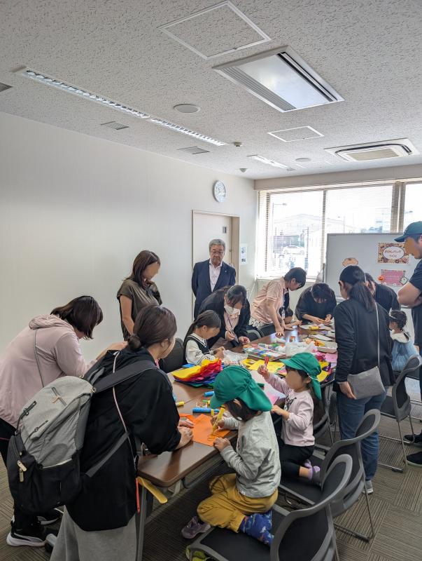 作業をするこどもたちを見守る大人たち