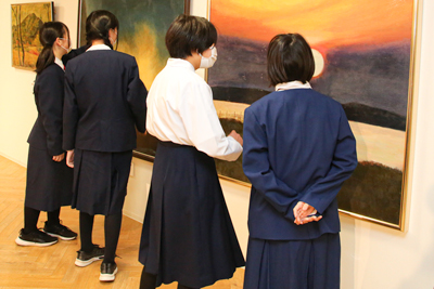藤代南中学校美術部の皆さんが田中良さんの作品を鑑賞