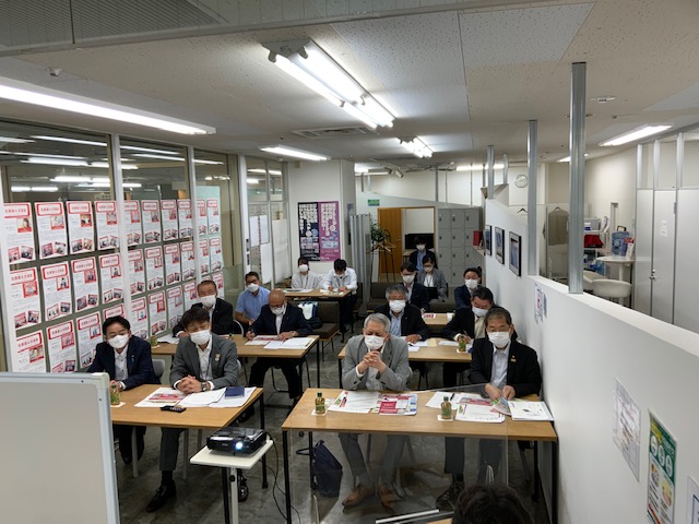 matchとりで内にて、1つの机に2人、1列につき4人、5列机が並べられ、前側に須賀川市議会議員の皆さんが座る。