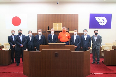 犬山市議会の7名と金澤議長・赤羽議員が演台前で横1列に並んでいる