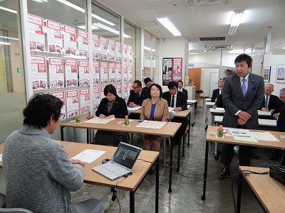 平野副委員長が、議員たちを代表し、手前に座る吉田代表に向って御礼のあいさつをしている様子。