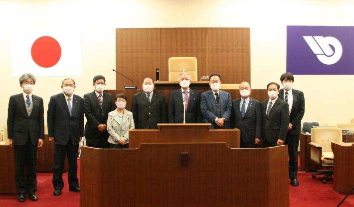 仙台市議会のかたが研修後研修会場の議場での集合写真