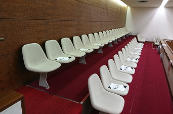 傍聴席にも赤い絨毯が敷かれている。座席は前後2列、横に長く配置されている。