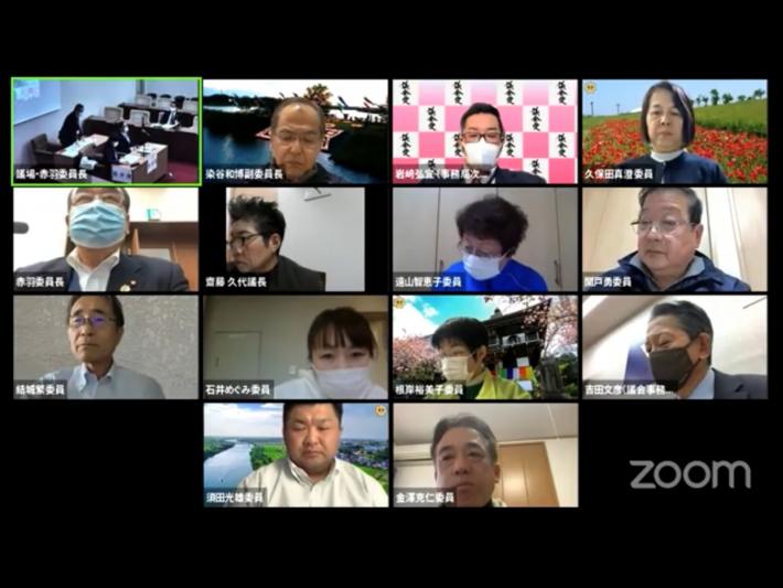 14分割されたZoom画面に、短髪の男性8人と女性5人、議場の映像がそれぞれ映っている