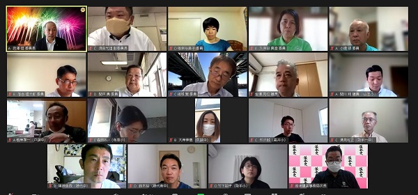 19分割されたZoom画面上に、短髪の男性14人と女性5人がそれぞれ映っている