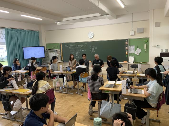 教室で生徒と議員が椅子に座って話をしている