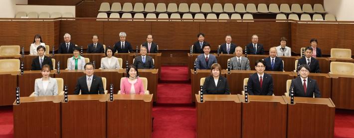 令和6年2月15日任期開始した議員24人が議席に着席し、笑顔で映っている