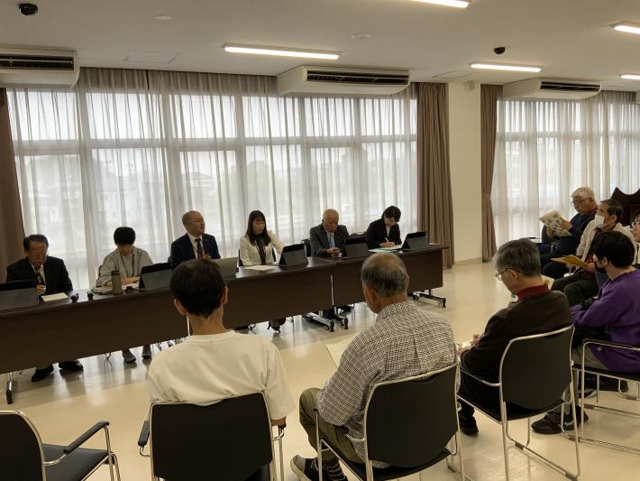 議員と市民が輪になって討論している様子