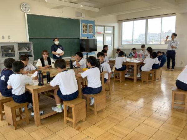 議員と小学生が机を囲み話し合っている様子