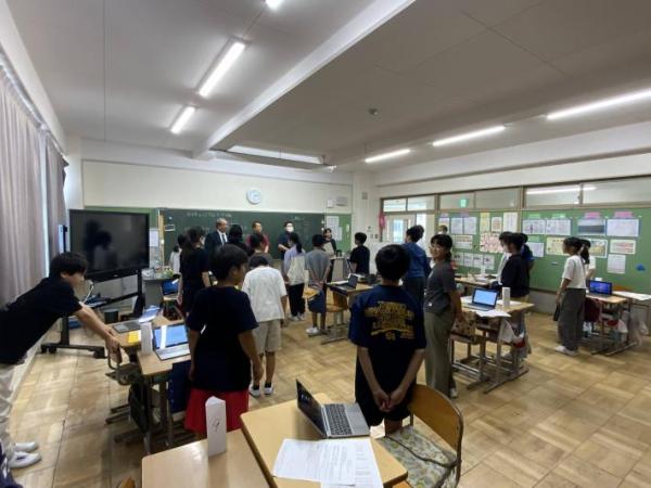 小学生に自己紹介をしている市議