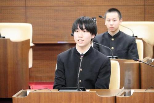 議席で質疑をする男子生徒議員1