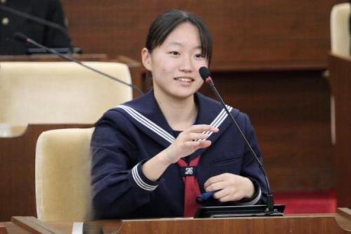 議席で質疑をする女子生徒議員