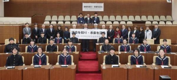 中学生議会議場での記念撮影