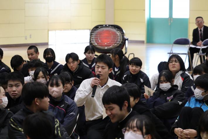 取手第一中学校体育館で質疑をする男子生徒2