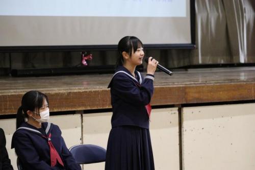 取手第一中学校体育館で答弁をする女子生徒1