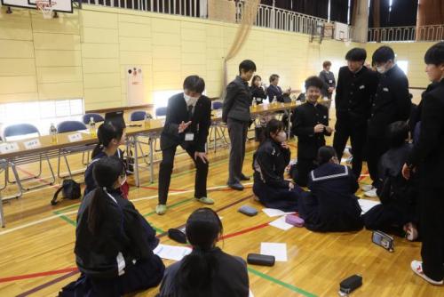 中学生にアドバイスをする市議