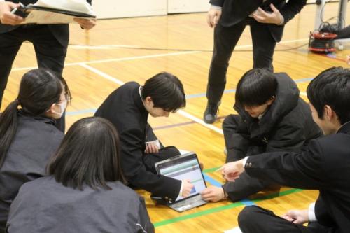 表決をどうするか話し合う中学生