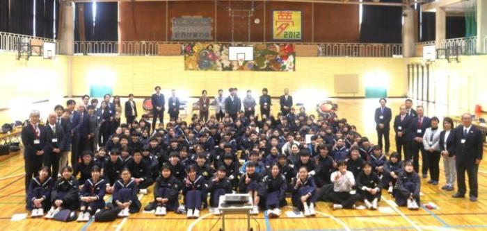 取手第一中学校体育館での集合写真