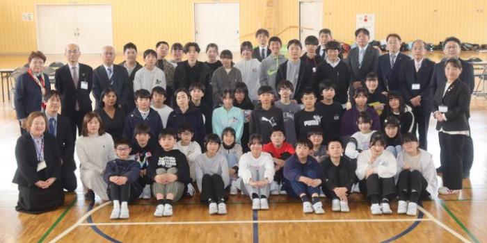 小学生と市議との集合写真
