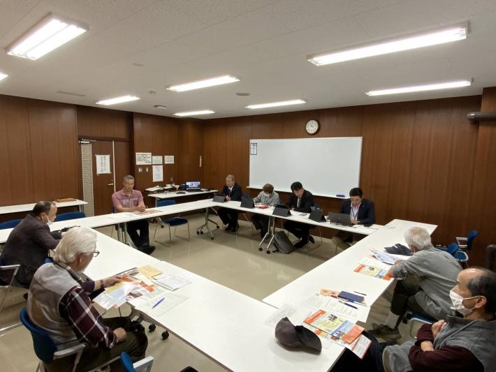 会議室で、男女数名の議員と市民数名が椅子に座って話をしている