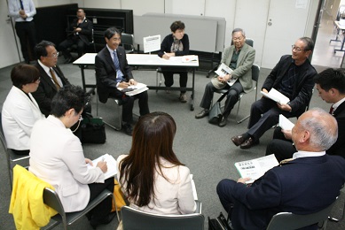 車座になって建設経済常任委員と市民計10人が着席。グループで意見交換をしている。