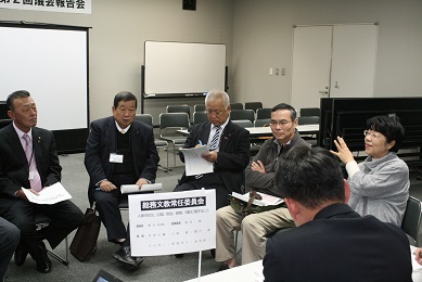 車座になって総務文教常任委員と市民が座っている。グループで意見交換をしている。女性が身振り手振りしながら意見を述べている写真。