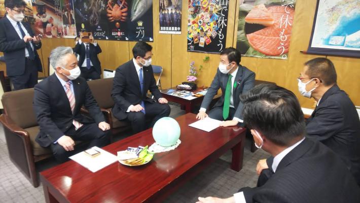 総務省で総務副大臣と取手市議会議長、滋賀県大津市議会議長らが椅子に座って意見交換している