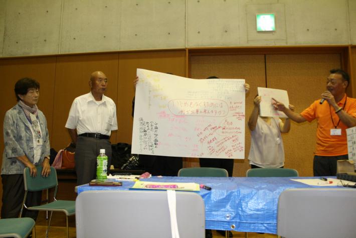 グループ「先生」の発表の様子。かかげられた模造紙と紙を指さしながら、発表者が話をしている。