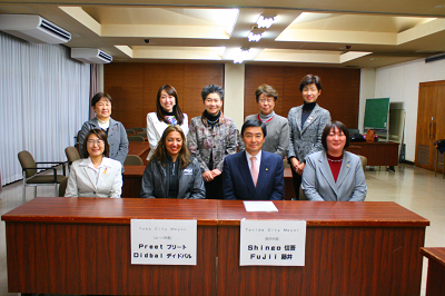 ユーバ市長・藤井市長と女性議員による議会改革特別委員の集合写真