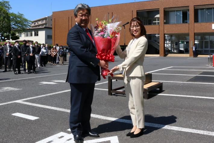 職員より花束を手渡される中村市長