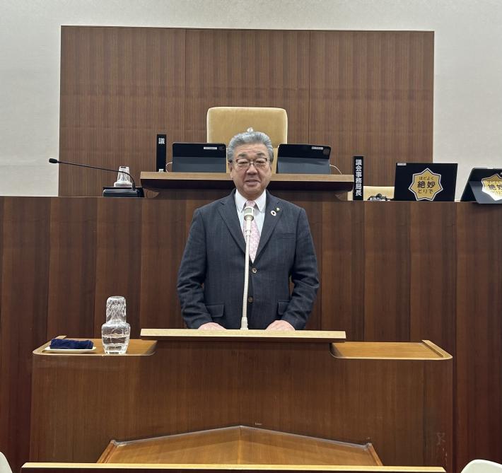 議場演台にて市長が立っている様子