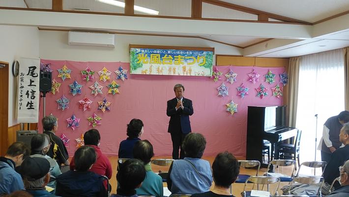 光風台まつりと書かれた看板の下で参加者を前に挨拶をする市長