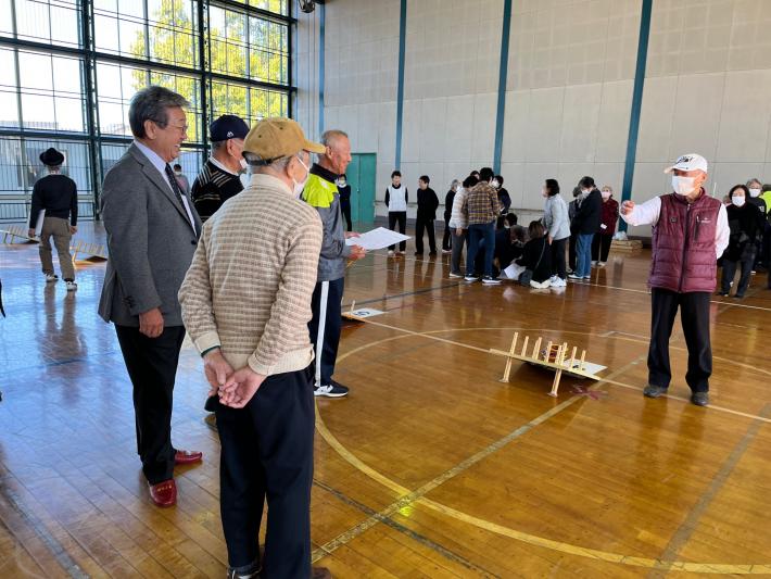 輪投げの的を囲い、談笑する市長と参加者