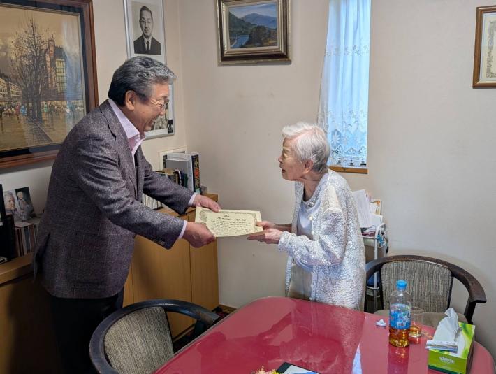 市内のご長寿の市民を訪問する市長